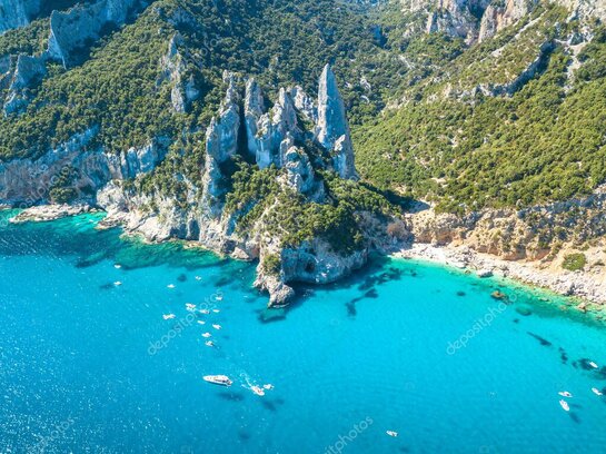 Panorama costiero di Cala Gonone al tramonto