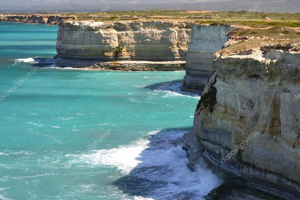 Sentiero panoramico per trekking sopra il mare in Sardegna