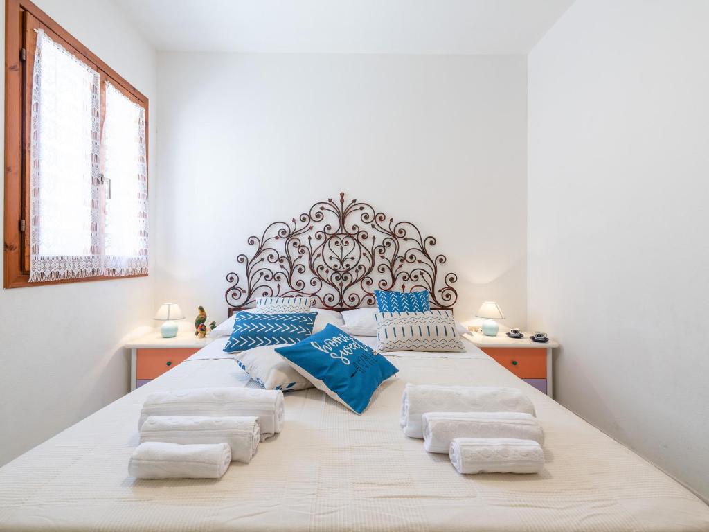 Soggiorno luminoso di un appartamento vacanze con divano e tavolo da pranzo