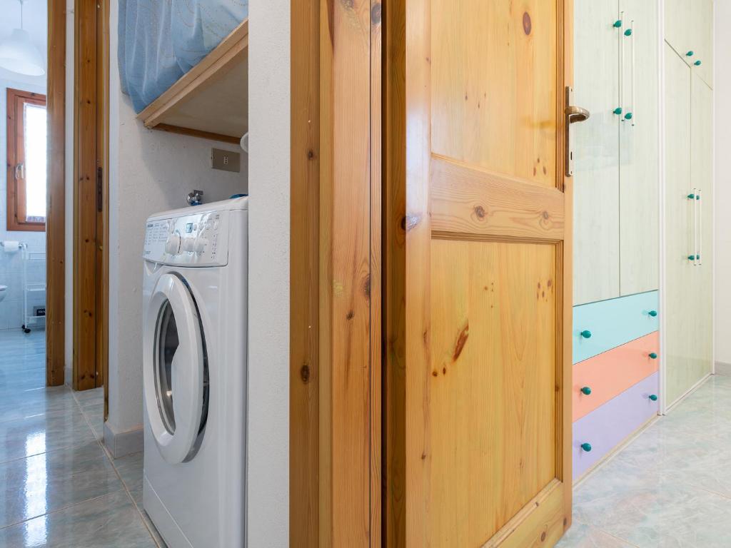 Bagno di un appartamento con doccia e lavatrice