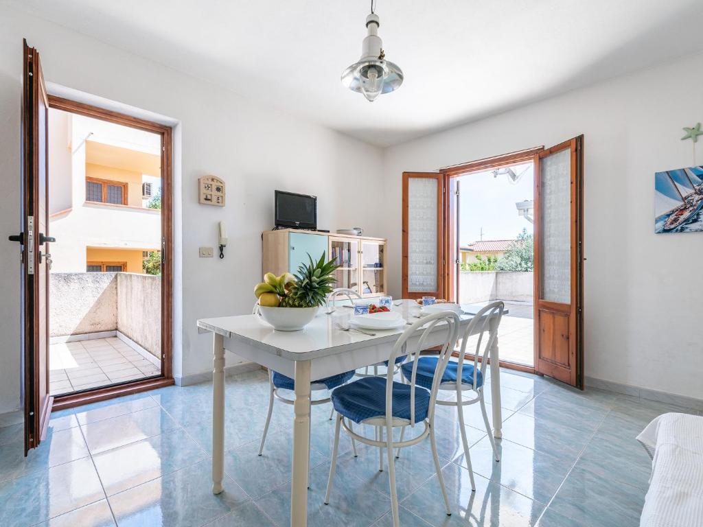 Soggiorno di un appartamento vacanze con divano e TV