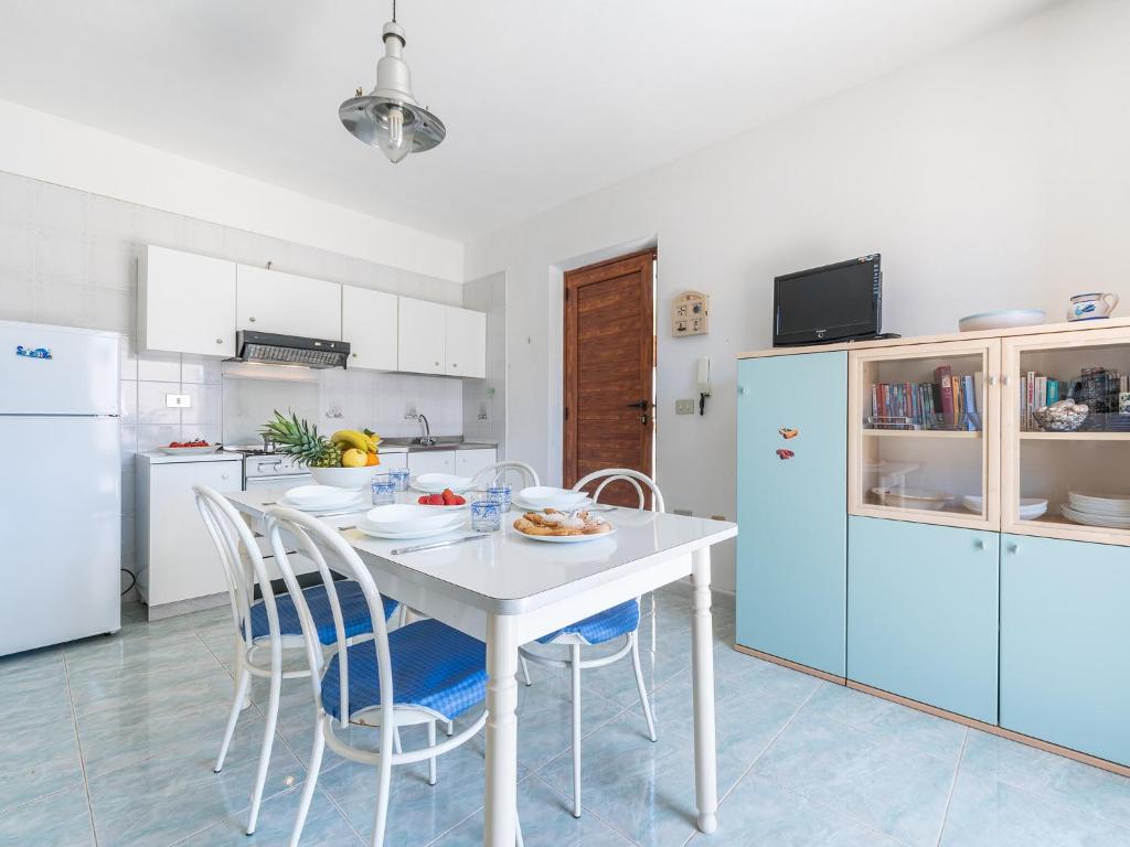 Cucina attrezzata di un appartamento vacanze con forno e frigorifero