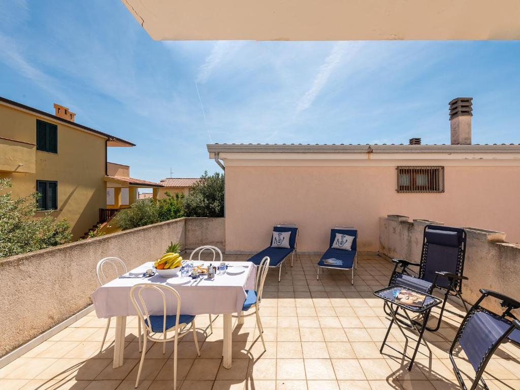 Terrazza arredata con tavolo e sedie in una casa vacanze al mare