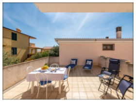 Terrazza di Casa Celeste allestita per una vacanza al mare