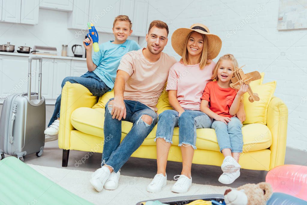 Famiglia in vacanza su una spiaggia sarda