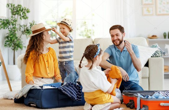 Famiglia in vacanza sul balcone di una casa al mare