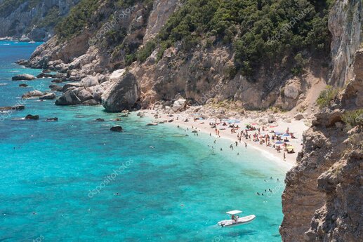Spiaggia sarda con mare turchese e scogli