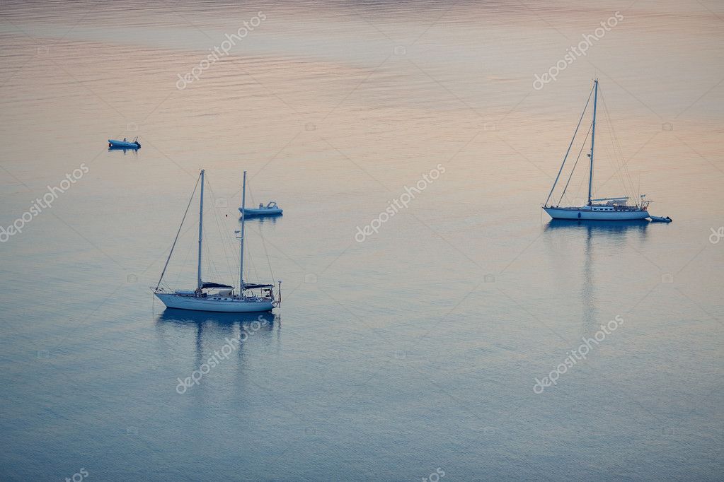 Barche turistiche dirette verso le cale del Golfo di Orosei