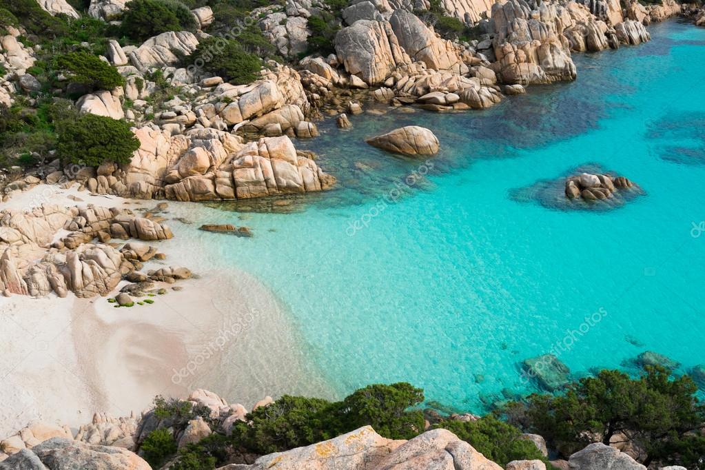 Spiaggia vicino a Cala Gonone con mare turchese e scogli